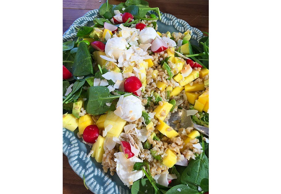 Havresalat med mango, kokos og mozzarella